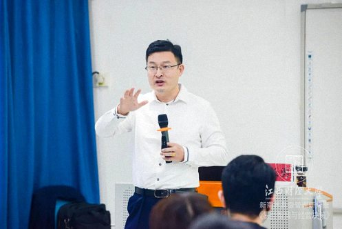 【学院动态】记江西财大新商界《易经智慧与经营决策》公开课90.jpg 【学院动态】记江西财大新商界《易经智慧与经营决策》公开课90.jpg