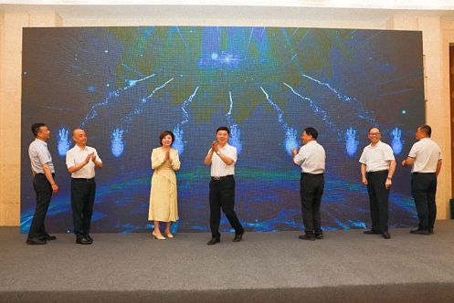 【中心动态】江财工商EDP中心齐玲博主任受邀出席“赣鄱精品”平台发布会并作主旨发言648.jpg 【中心动态】江财工商EDP中心齐玲博主任受邀出席“赣鄱精品”平台发布会并作主旨发言648.jpg